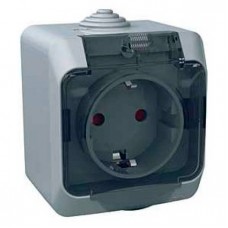 Одинарная наружная розетка с заземлением и защитной крышкой 16A Cedar Plus серая (WDE000643)